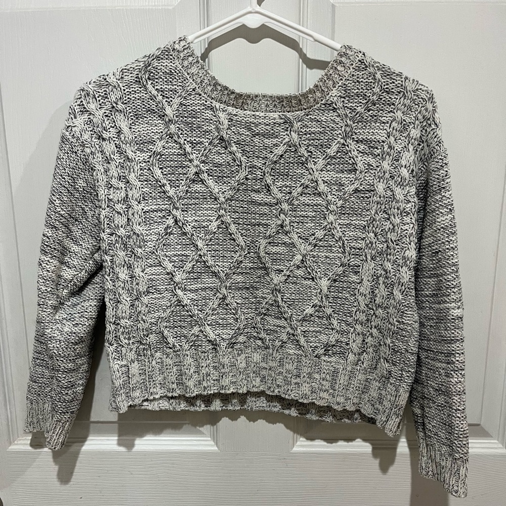 Girls Copper Key Cable Knit Sweater Size Youth Medium White and Gray